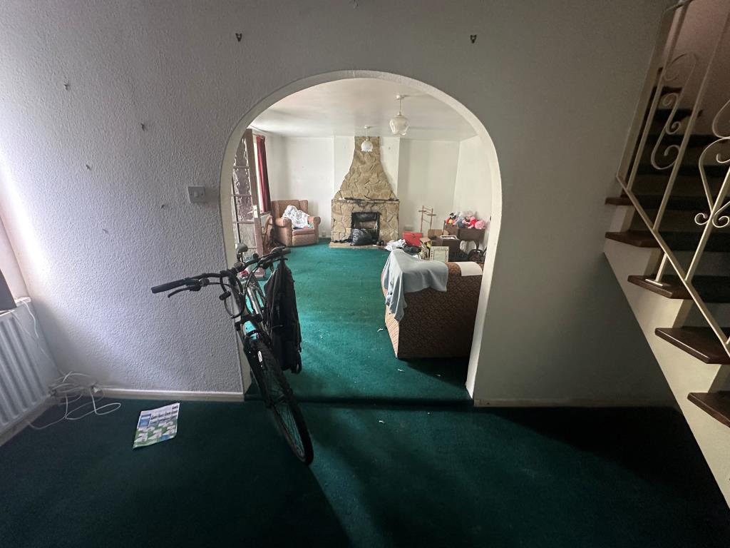 Lot: 101 - FOUR-BEDROOM HOUSE FOR REFURBISHMENT - Dining room/living room